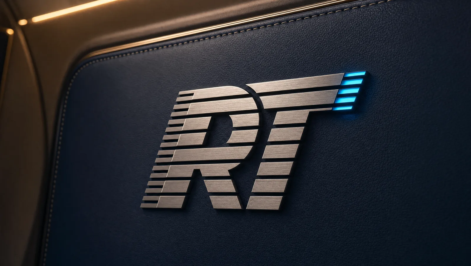Emblema RT em metal escovado sobre couro azul-marinho